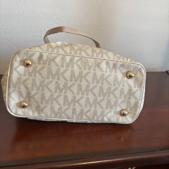 Michael Kors Jet Set Tote - Picture 4 of 8